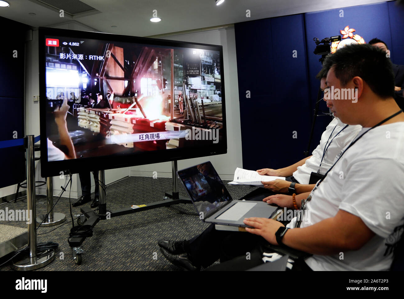 Hong Kong. 28 Oct, 2019. Une preuve vidéo de vandalisme et d'incendies criminels par des émeutiers est illustré par la police de Hong Kong lors d'une conférence de presse dans le sud de la Chine, Hong Kong, le 28 octobre 2019. La police de Hong Kong ont arrêté 206 personnes impliqués dans des incidents violents au cours de la semaine dernière, la police a dit qu'ici le lundi. Crédit : Li Zhen/Xinhua/Alamy Live News Banque D'Images