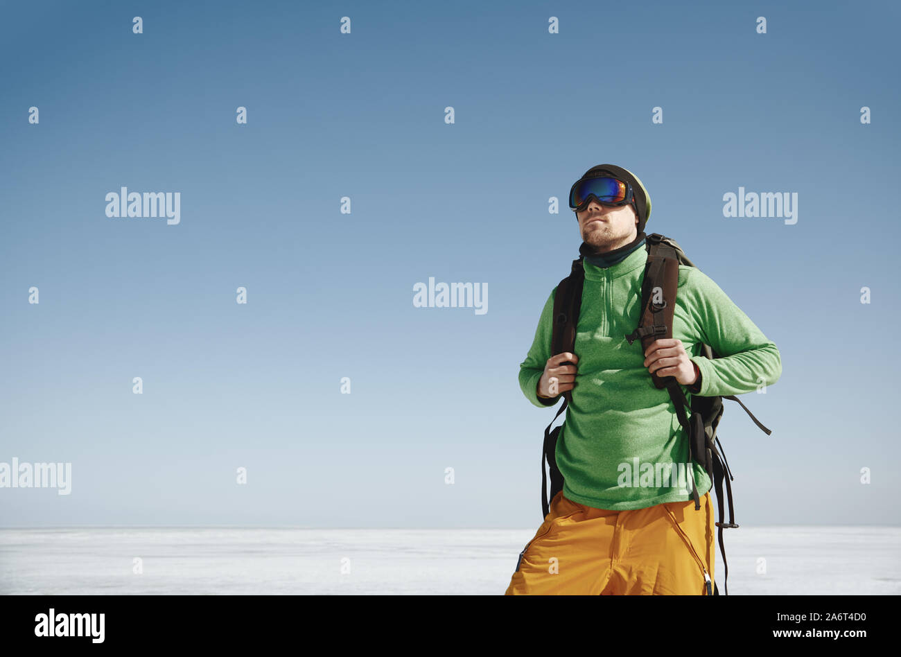 Jeune adulte homme avec sac à dos à l'extérieur à la découverte du paysage de glace Banque D'Images