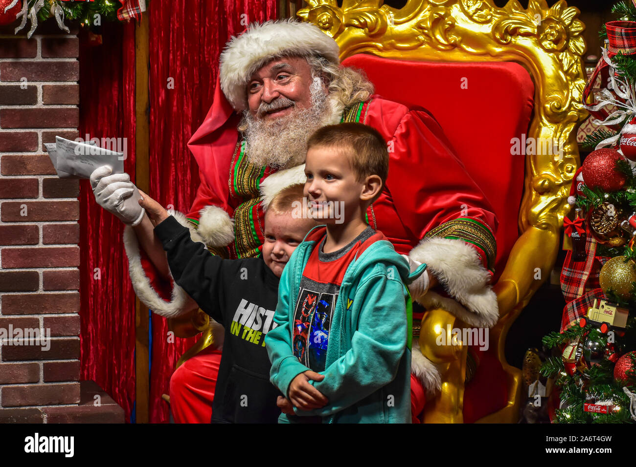 Orlando, Floride. 25 Décembre, 2018. Frères drôle de parler avec le Père Noël à Seaworld Banque D'Images