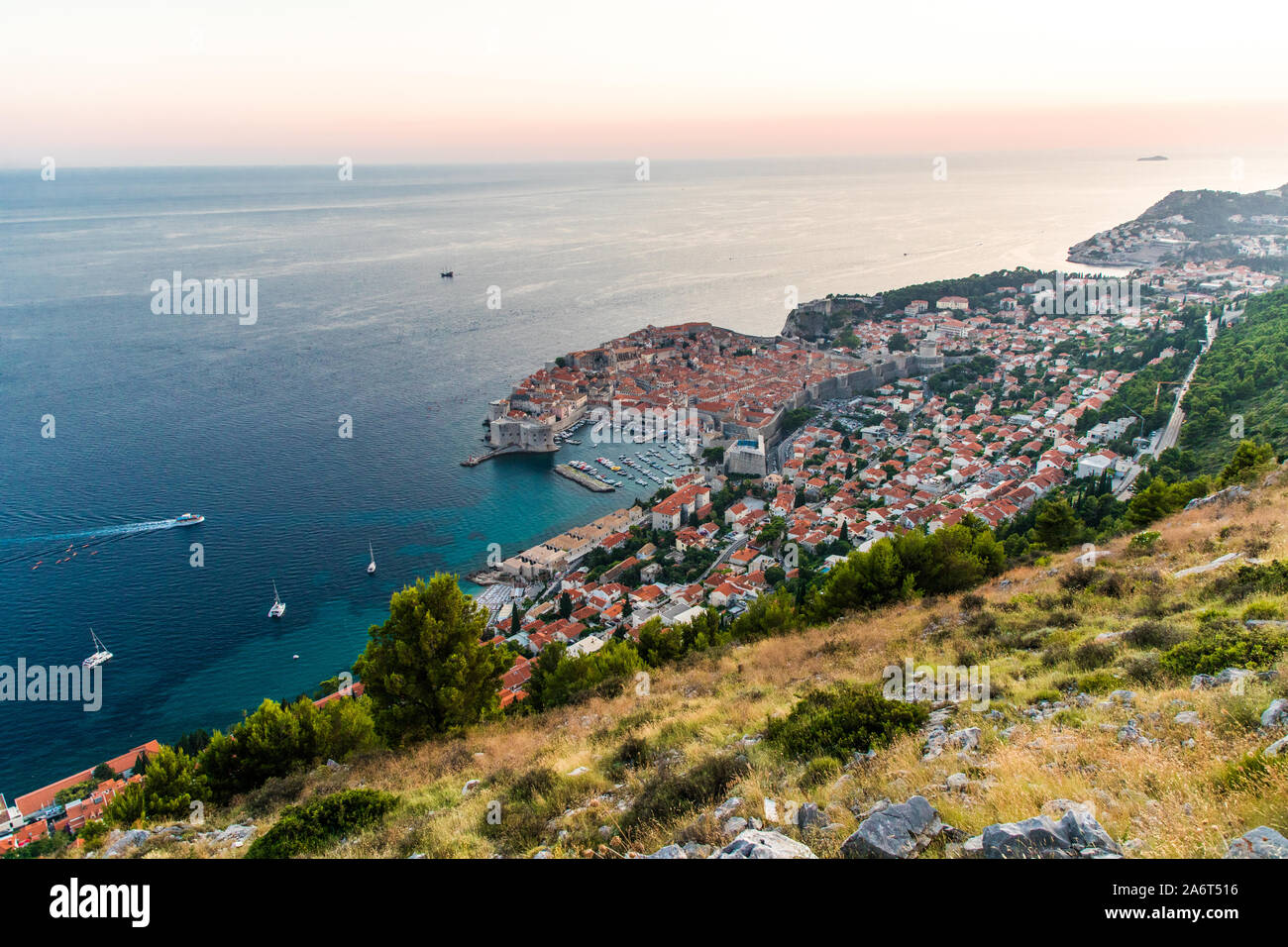 Vue depuis le sommet de la montagne de de Srdj la vieille partie de la ville dans la forteresse de Dubrovnik, Croatie. Banque D'Images