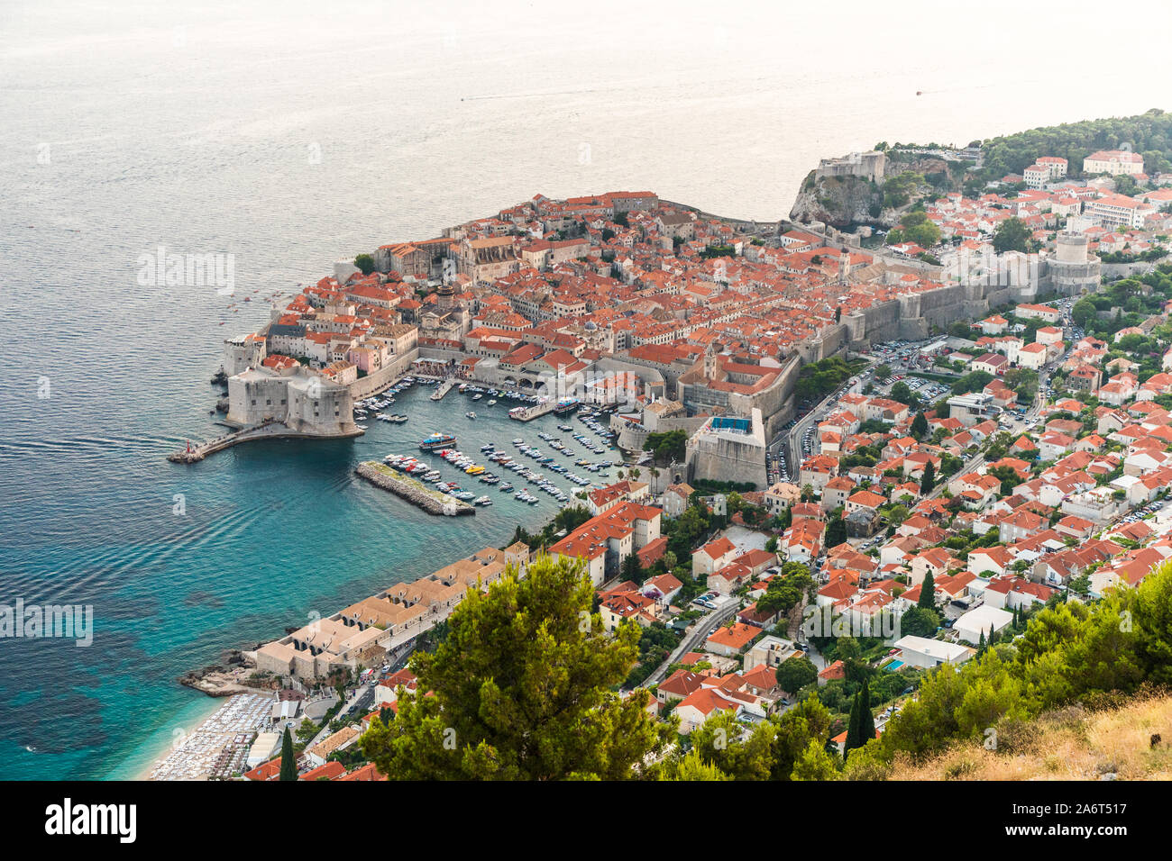 Vue depuis le sommet de la montagne de de Srdj la vieille partie de la ville dans la forteresse de Dubrovnik, Croatie. Banque D'Images