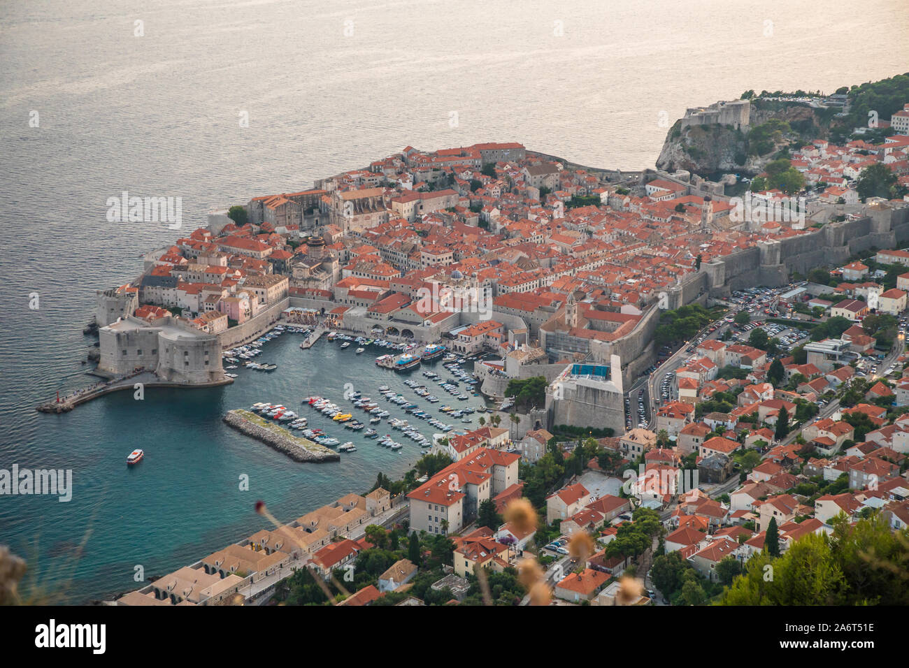 Vue depuis le sommet de la montagne de de Srdj la vieille partie de la ville dans la forteresse de Dubrovnik, Croatie. Banque D'Images