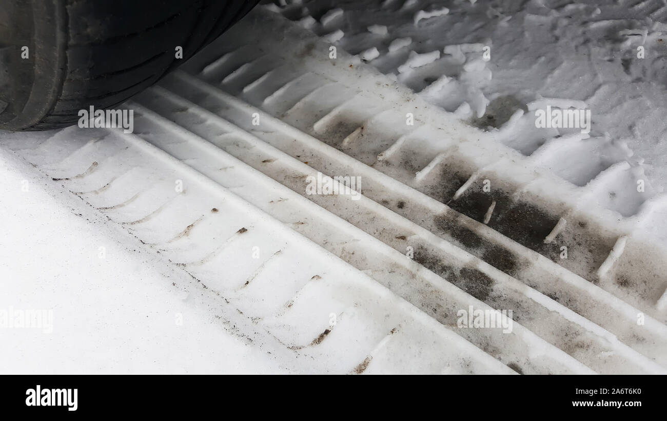 Les pneus été en hiver sur la neige. Banque D'Images