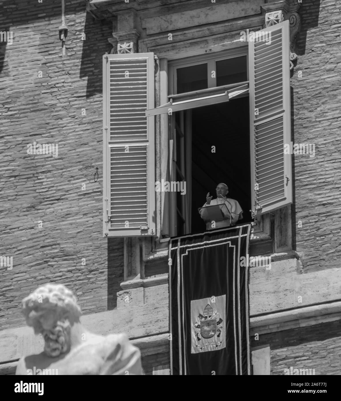 Une photo en noir et blanc du Pape François en donnant un discours de sa fenêtre, au Vatican. Banque D'Images