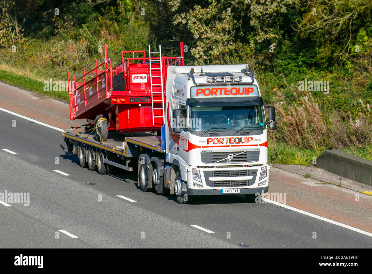 PORTEQUIP les camions de livraison Transport, camion, transport, camion, cargo, véhicule Volvo, la livraison, le transport commercial, de l'industrie, de la chaîne logistique de fret, sur la M6 à Lancaster, UK Banque D'Images