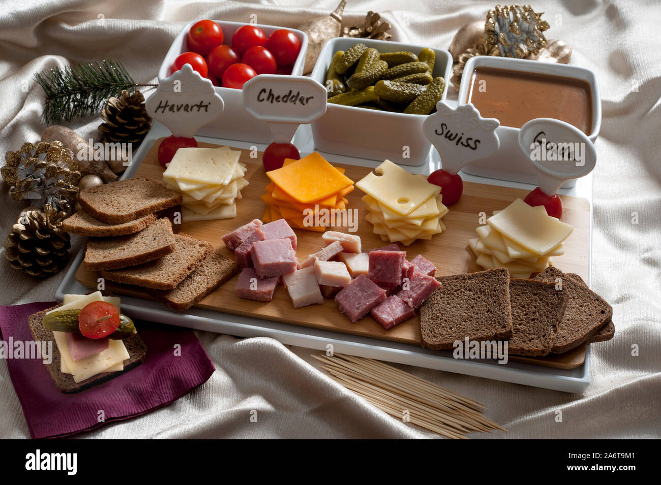 Assiette de fromage et pain Banque D'Images