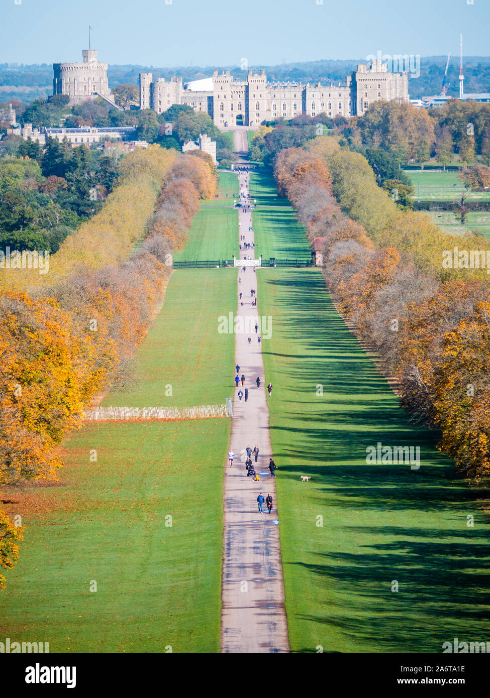 Paysage d'automne du château de Windsor, avec des gens qui marchent sur la longue promenade dans le grand parc de Windsor, Berkshire, Angleterre, RU, FR. Banque D'Images