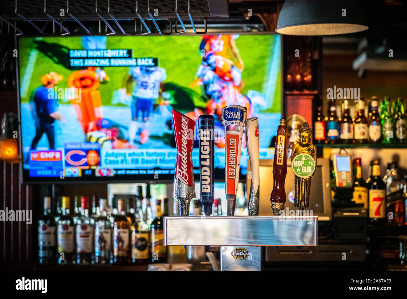 Fort Lauderdale, Florida, USA - Septembre 19, 2019 : Rangée de robinets dans Bubba Gump Restaurant à Fort Lauderdale Banque D'Images