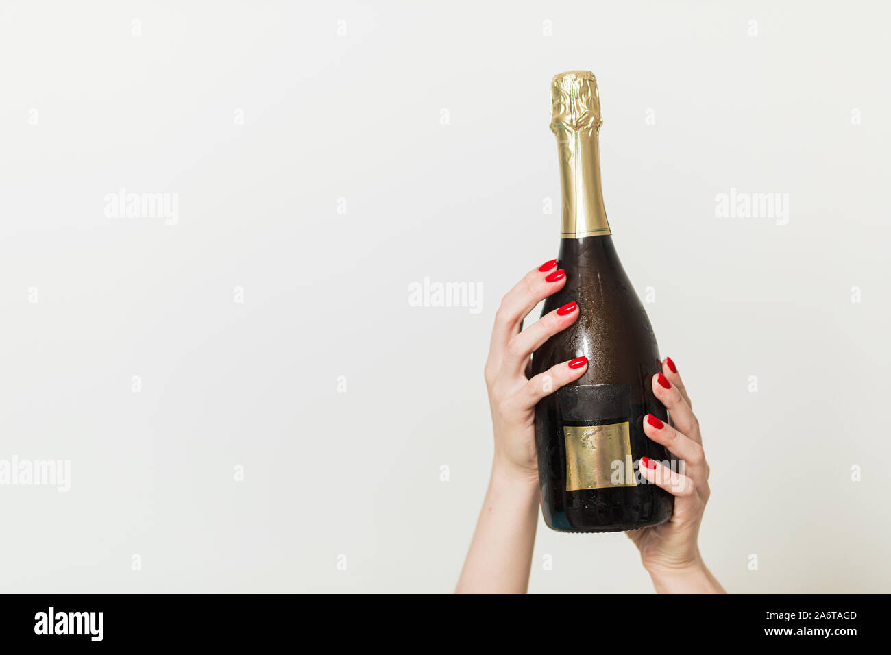Bouteille de champagne sur fond bleu. Mise à plat. Concept Célébration parti Banque D'Images