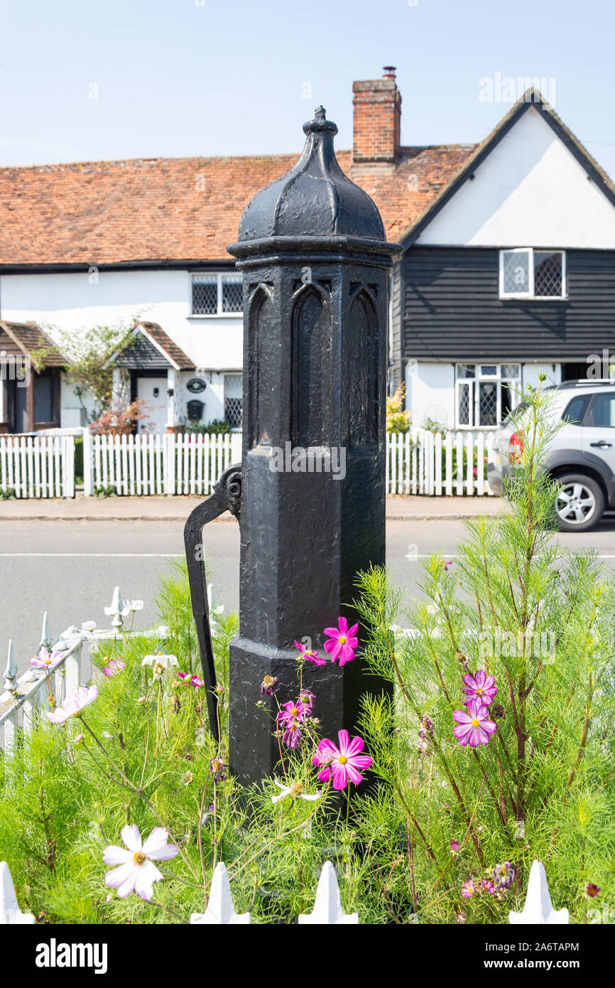Ancienne pompe à eau, High Street, Hunsdon, Hertfordshire, Angleterre, Royaume-Uni Banque D'Images