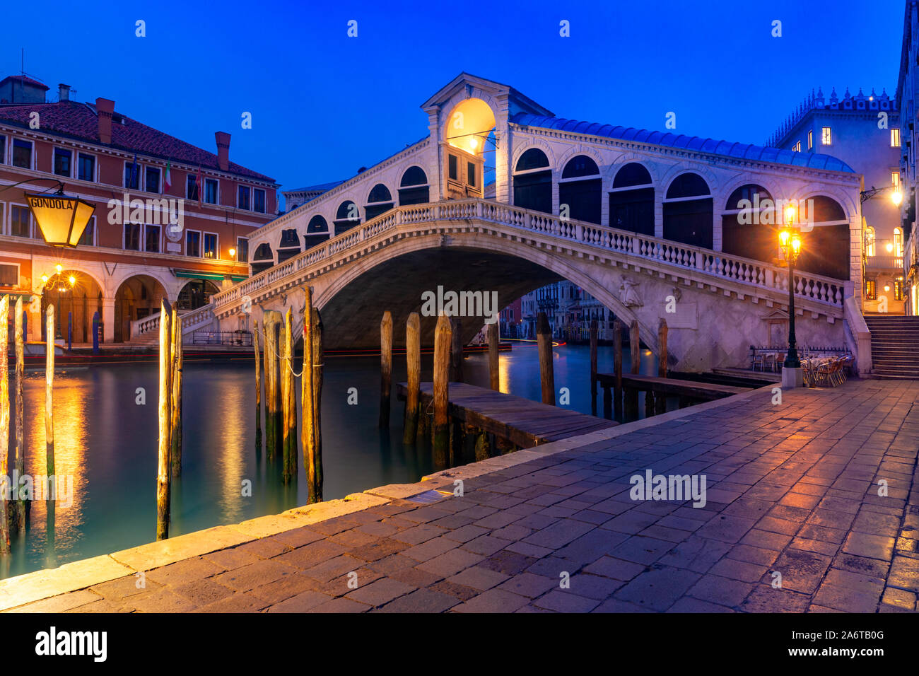 Célèbre Pont du Rialto ou Ponte di Rialto sur le Grand Canal à Venise au soir heure bleue, Italie. Banque D'Images