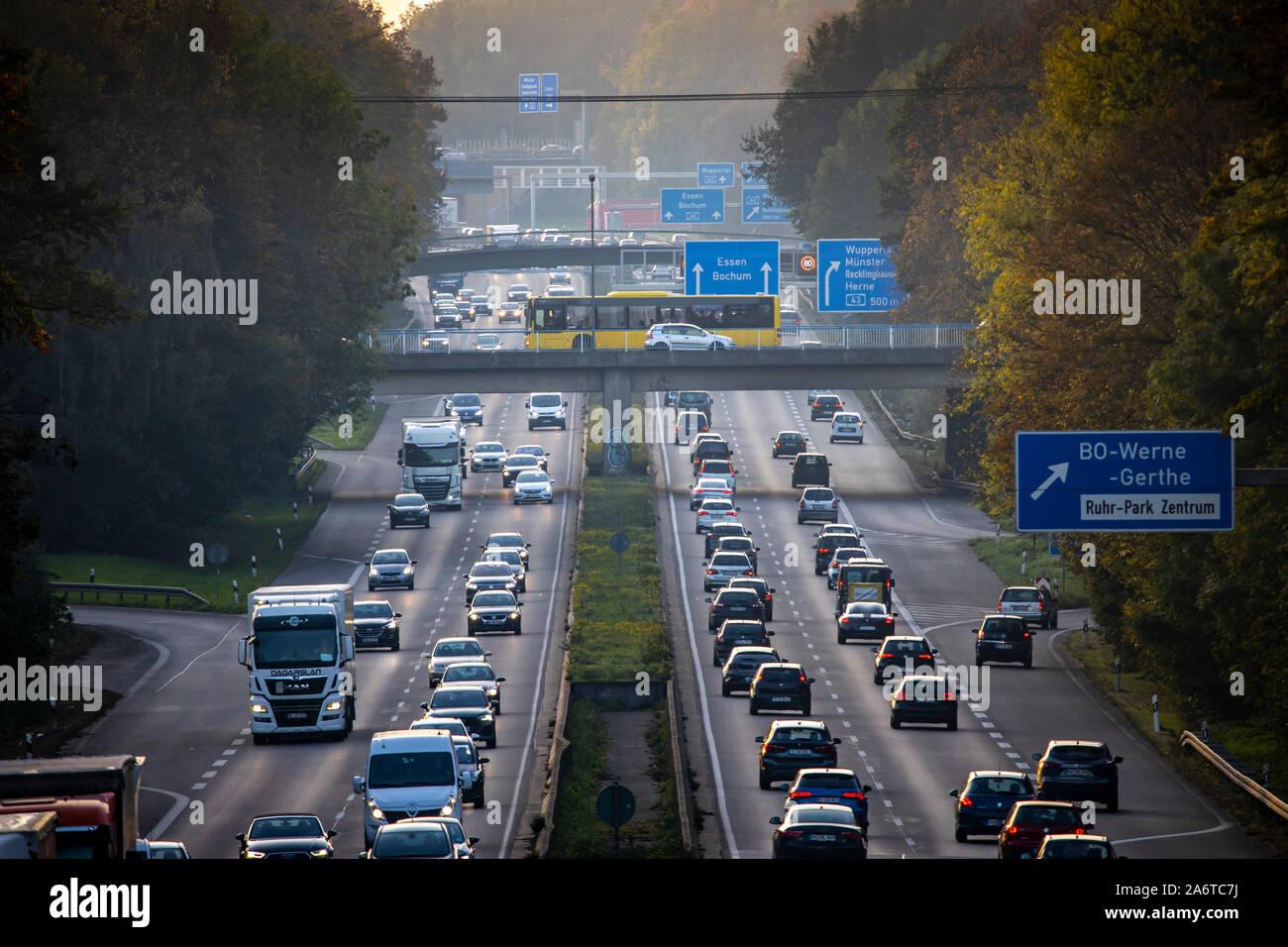 L'autoroute A40, Ruhrschnellweg, près de Bochum, Allemagne, après le travail, le trafic lourd en face de la jonction d'autoroute A43, Bochum, vue en direction de l'ouest, Banque D'Images