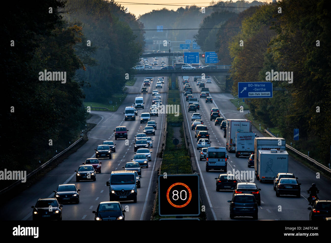 L'autoroute A40, Ruhrschnellweg, près de Bochum, Allemagne, après le travail, le trafic lourd en face de la jonction d'autoroute A43, Bochum, vue en direction de l'ouest, Banque D'Images