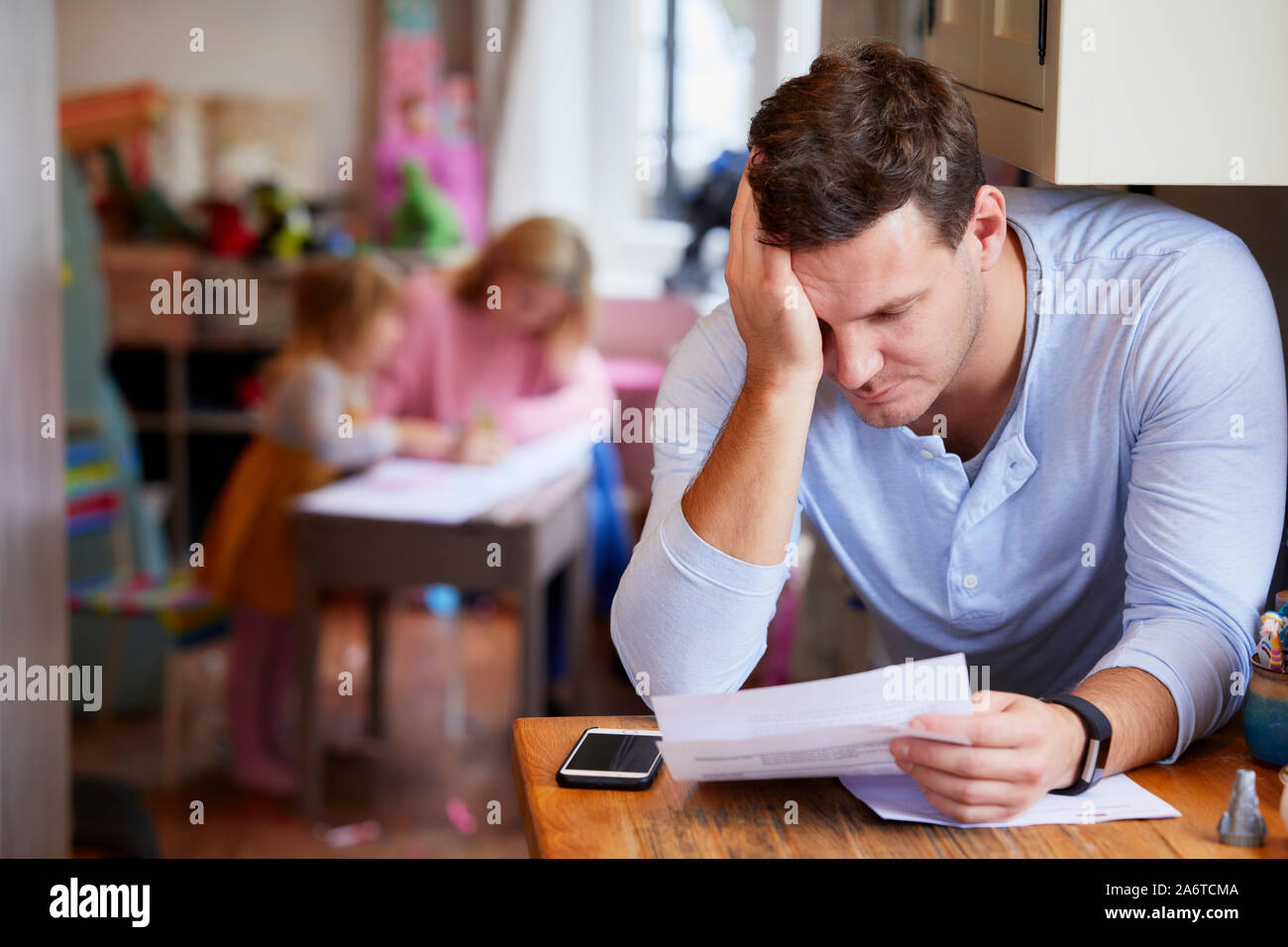 L'homme regardant à travers ses projets de Banque D'Images