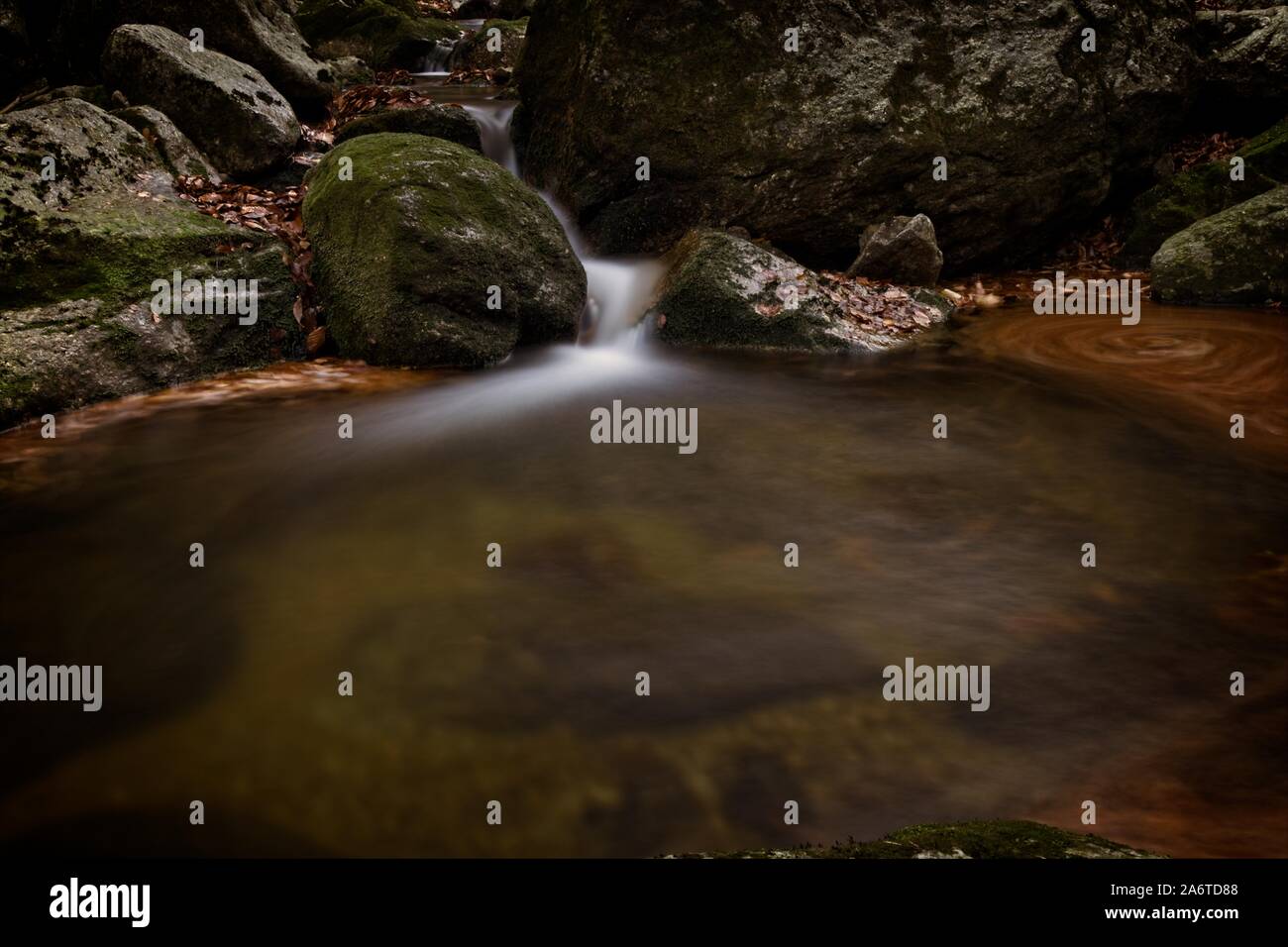 L'automne d'une exposition longue de creek et Noir (Big) Stolpich cascades dans les montagnes Jizera. L'eau tombe dans un profond canyon de la forêt pleine de pierres de granit Banque D'Images