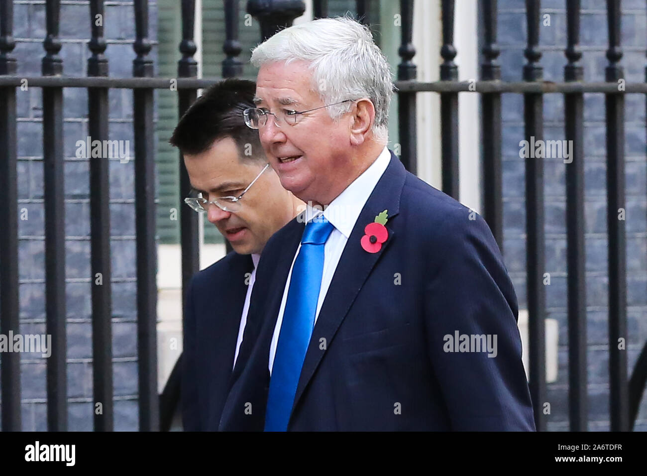 Downing Street, London, UK. 28 Oct 2019. Ancien secrétaire d'État au logement & Communautés James Brokenshire, MP pour de vieux Bexley et Balham (L) et ancien secrétaire d'État à la défense Sir Michael FALLON MP pour Darlington (R) arrive à Downing Street le jour où les parlementaires seront débat et vote sur la motion de Boris Johnson pour une élection générale le 12 décembre 2019. L'UE a accordé une prolongation pour Brexit jusqu'au 31 janvier 2020. Credit : Dinendra Haria/Alamy Live News Banque D'Images