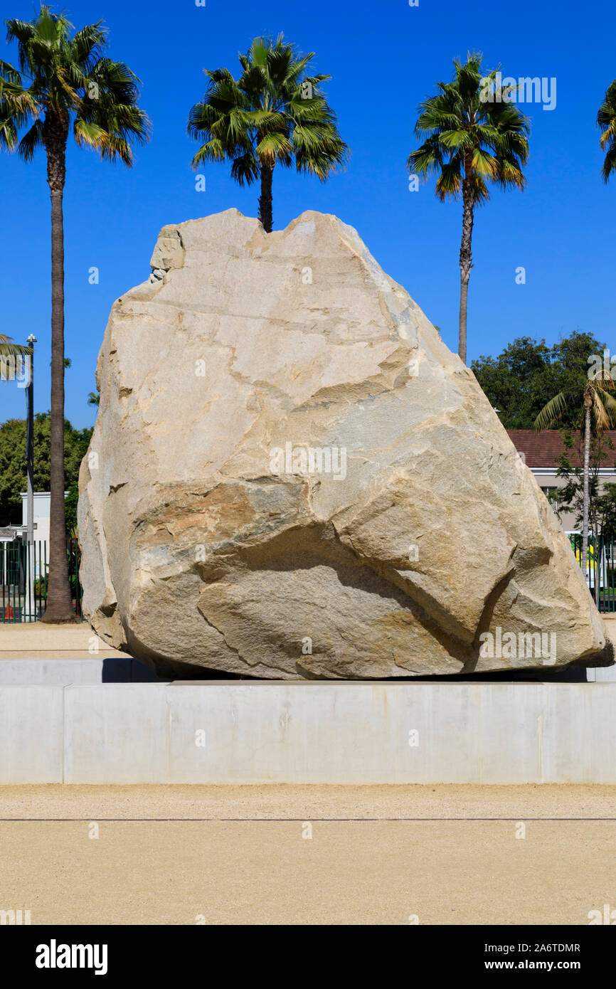 "Masse" en lévitation, sculpture d'art public de la Pelouse nord Renick, LACMA, Los Angeles, Californie, États-Unis d'Amérique Banque D'Images