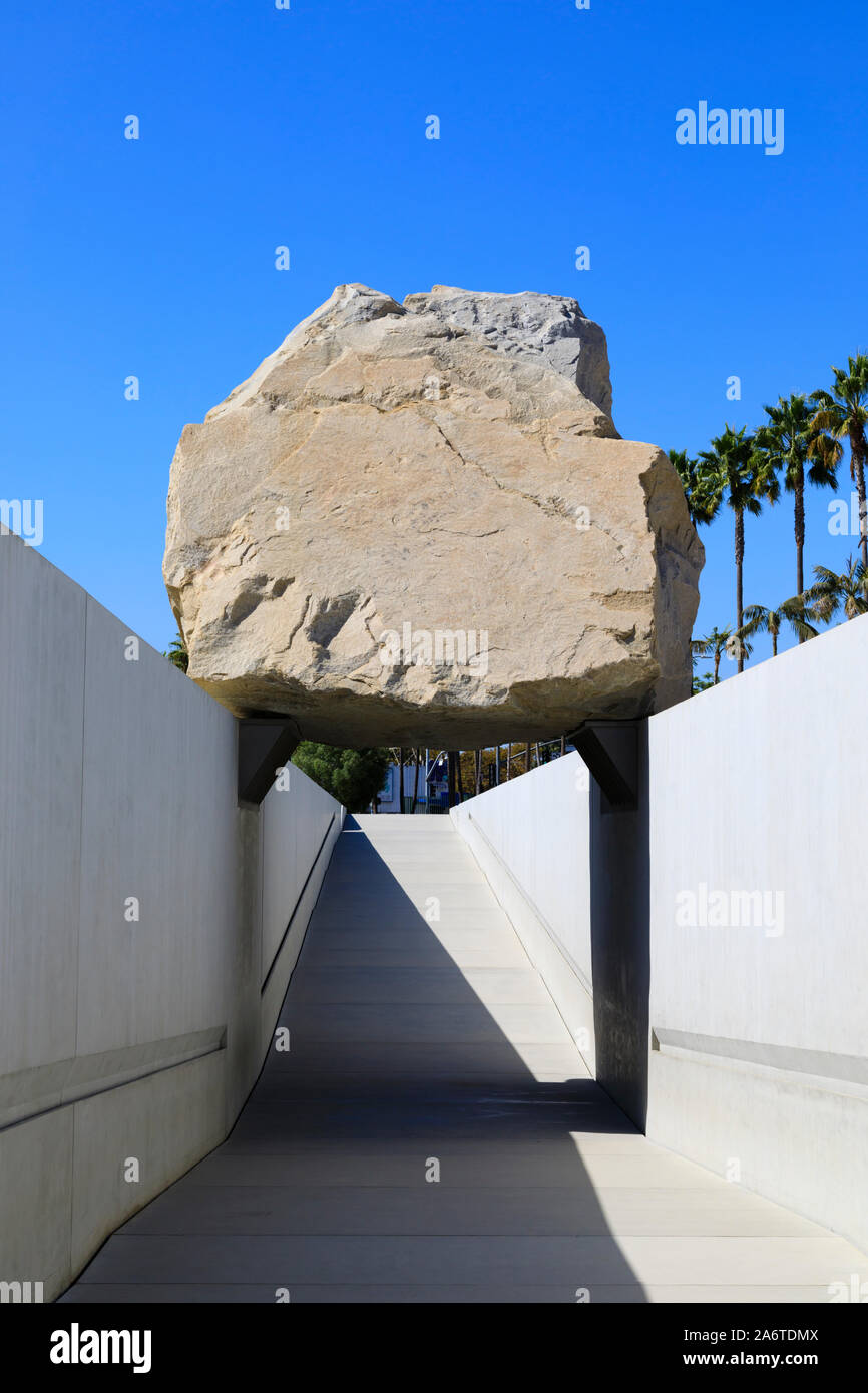 "Masse" en lévitation, sculpture d'art public de la Pelouse nord Renick, LACMA, Los Angeles, Californie, États-Unis d'Amérique Banque D'Images