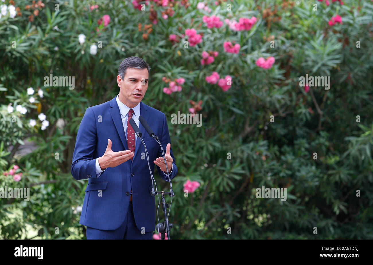 Espagne Le premier ministre Pedro Sanchez parle aux médias après sa réunion d'été traditionnels avec le roi Felipe Banque D'Images