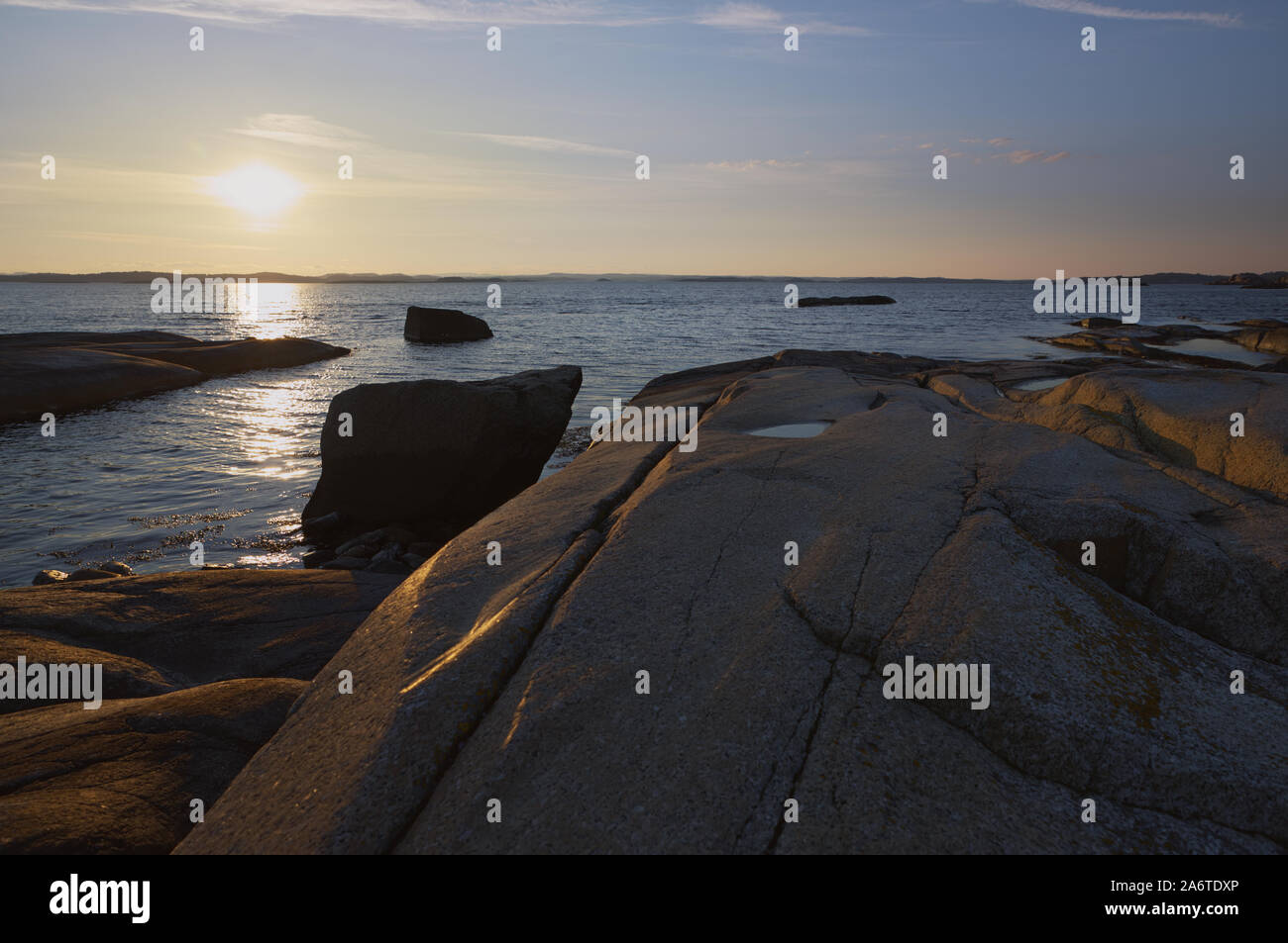 Coucher du soleil côte rocheuse, Verdens Ende (mondes), Tjøme, Norvège Banque D'Images