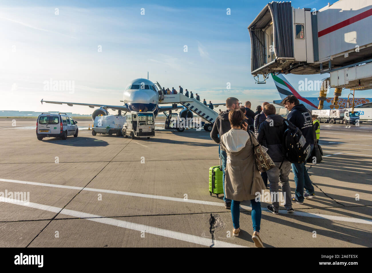 Les utilisateurs effectuent des mesures à bord d'un avion de British Airways à l'aéroport de Heathrow. Banque D'Images