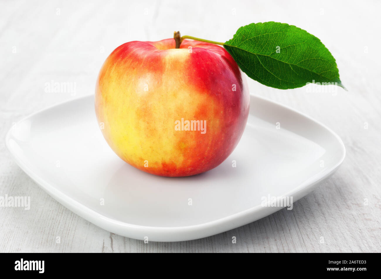 Fresh Apple sur le fond en bois Banque D'Images