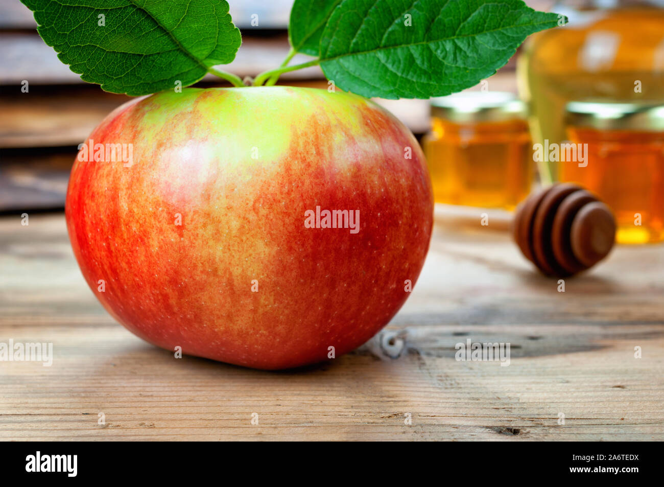 Saveurs de pomme avec du miel sur table en bois Banque D'Images