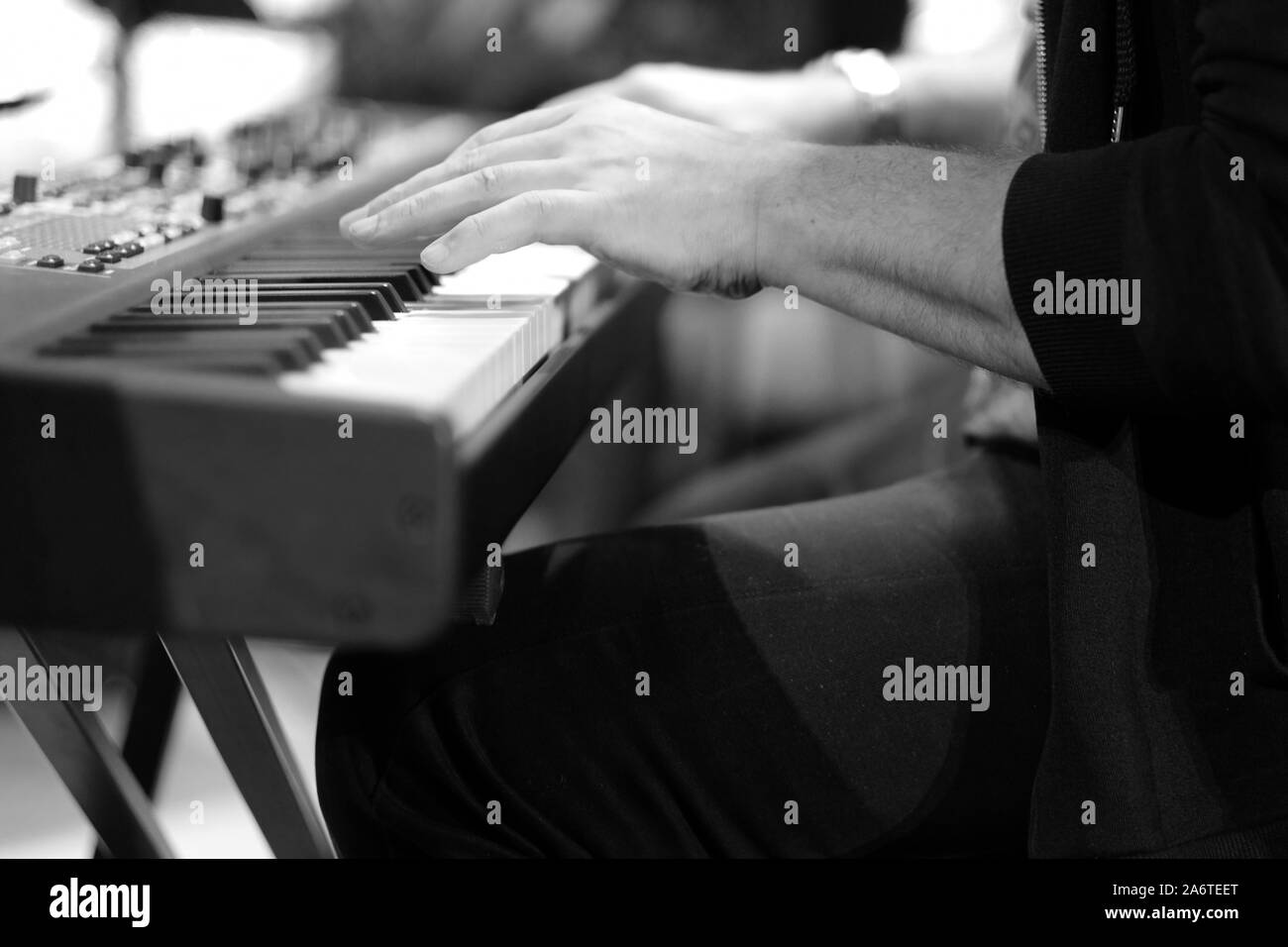 Un musicien sur un piano électrique joue la musique en direct à un concert d'un orchestre Banque D'Images