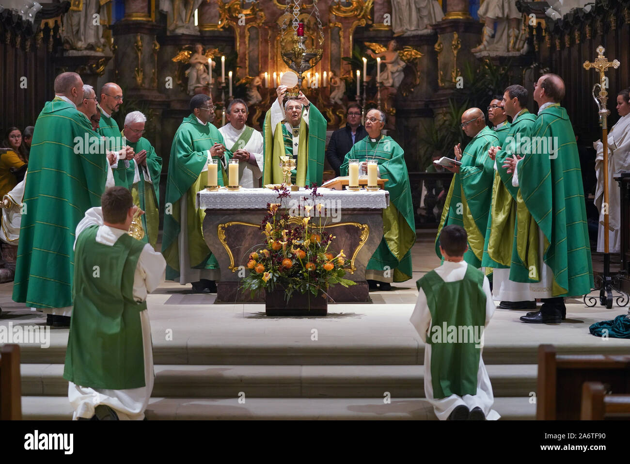 Service du dimanche avec l'archevêque catholique Ludwig Schick (milieu) à l'église Saint Martin à Weismain, Haute-Franconie, Bavaria, Germany, Europe Banque D'Images