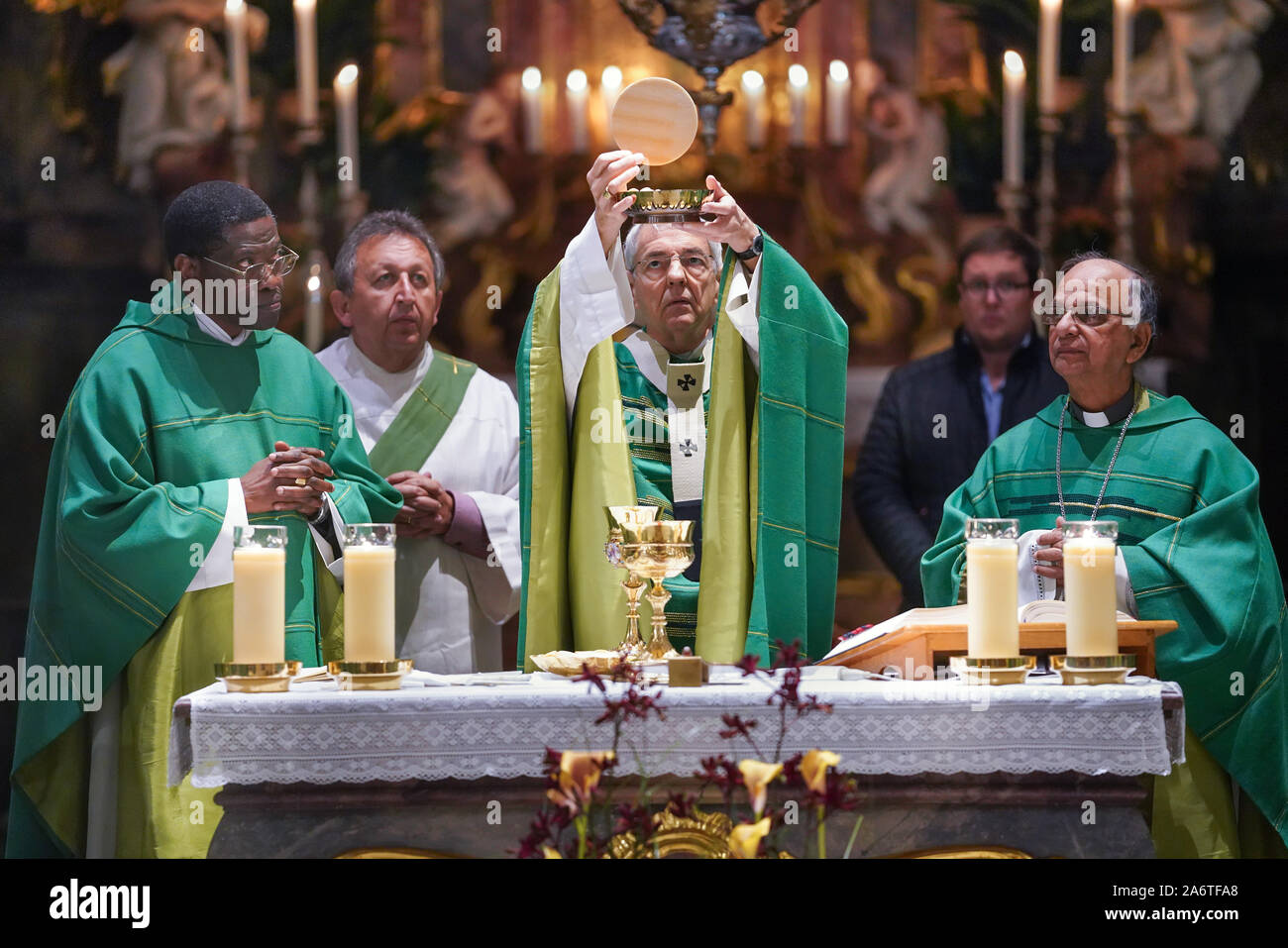 Service du dimanche avec l'archevêque catholique Ludwig Schick (milieu) à l'église Saint Martin à Weismain, Haute-Franconie, Bavaria, Germany, Europe Banque D'Images