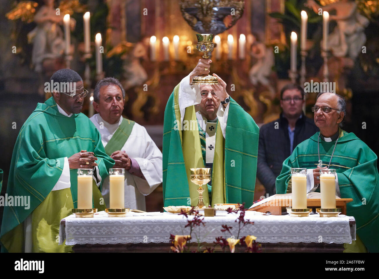 Service du dimanche avec l'archevêque catholique Ludwig Schick (milieu) à l'église Saint Martin à Weismain, Haute-Franconie, Bavaria, Germany, Europe Banque D'Images