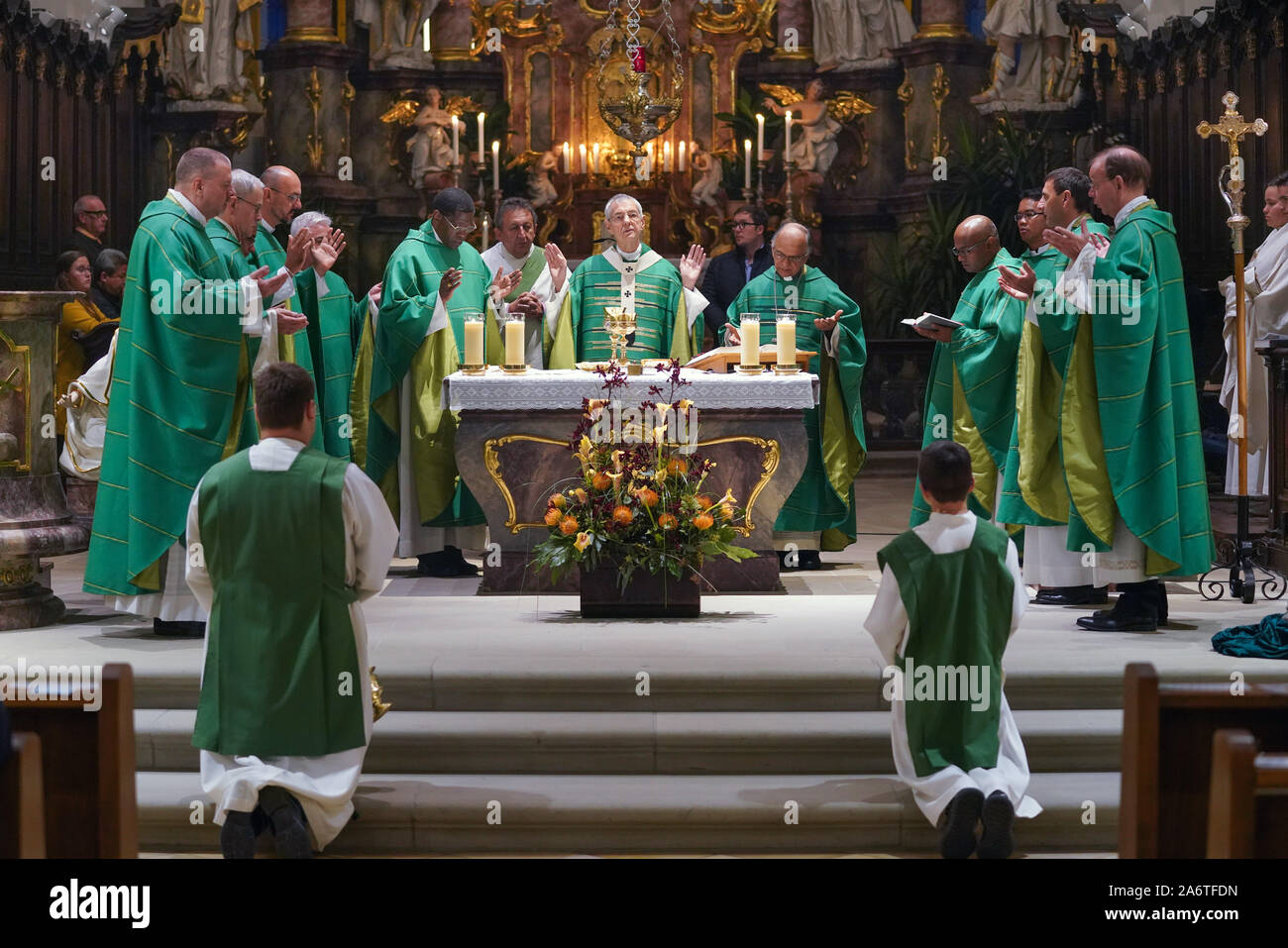 Service du dimanche avec l'archevêque catholique Ludwig Schick (milieu) à l'église Saint Martin à Weismain, Haute-Franconie, Bavaria, Germany, Europe Banque D'Images