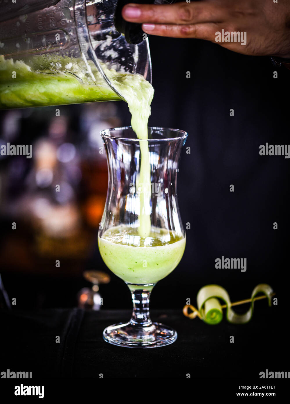 Délicieuses avec limonade concombre frais, le basilic et le sucre brun Banque D'Images
