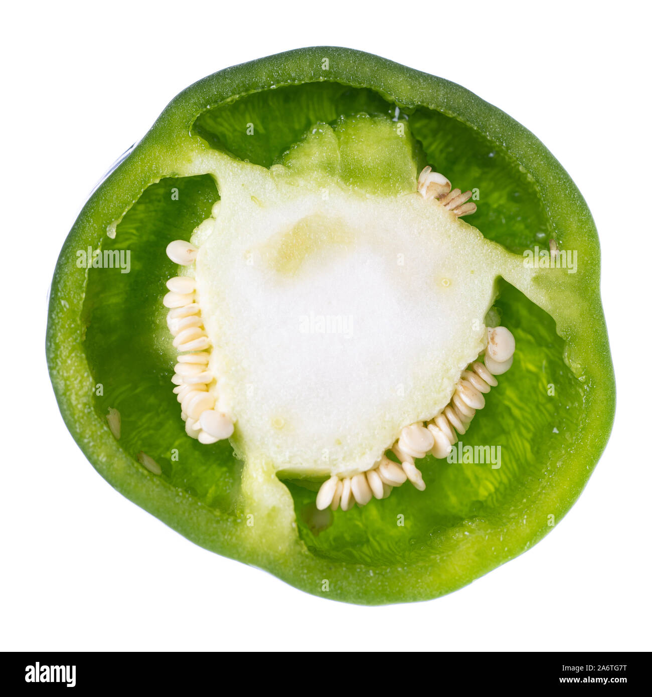 Détails de graines d'un paprika poivron vert / tranche isolé sur fond blanc - partie supérieure de fruits Banque D'Images