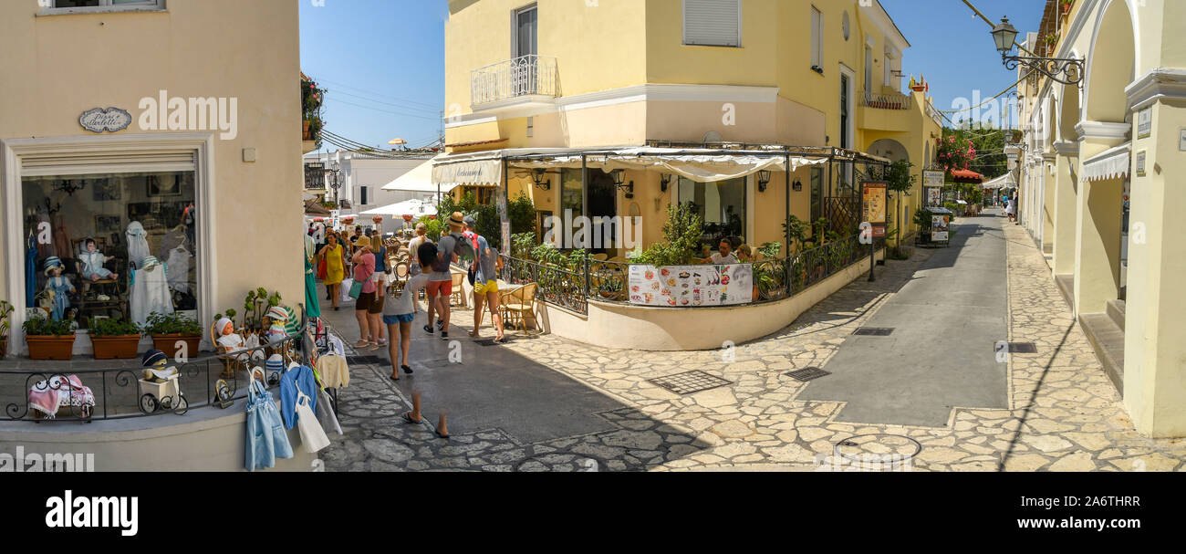 ANACAPRI, à l'île de Capri, ITALIE - AOÛT 2019 : vue panoramique de rues étroites de la ville d'Anacapri, sur l'île de Capri. Banque D'Images