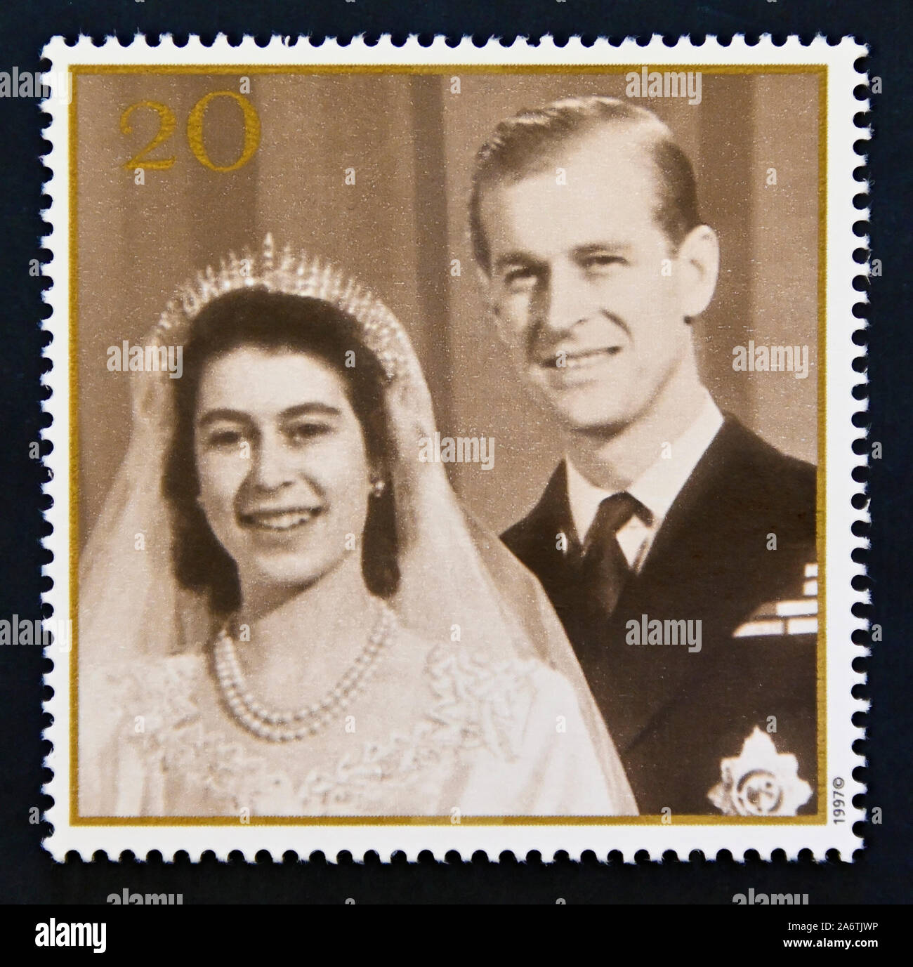 Timbre-poste. La Grande-Bretagne. La reine Elizabeth II. Mariage Royal Golden 1997. Photo de mariage, 1947. 20p. Banque D'Images