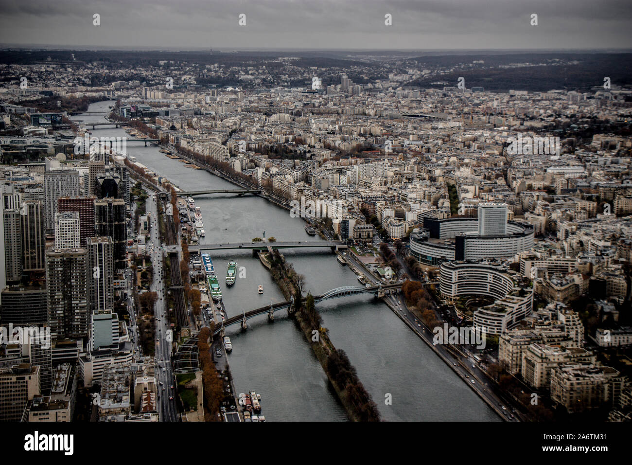Pont de Grenelle Pont Mirabeau, Pont Garigliano, et d'autres dans l'ensemble haut de la Seine vue depuis le haut de la Tour Eiffel - Cloudy Day in Paris, France - Tournée française Banque D'Images