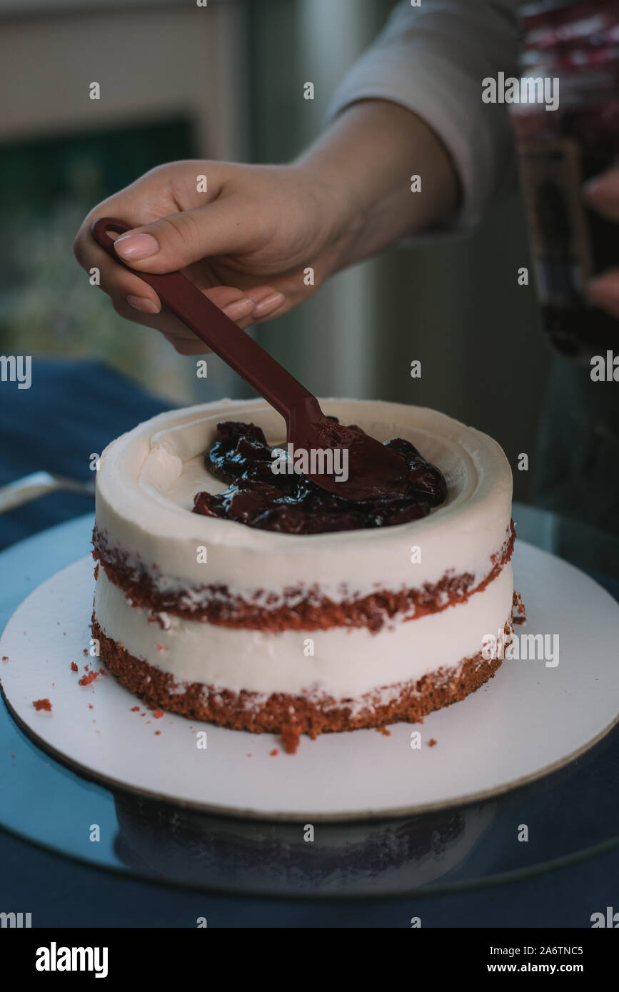Faire Cuire La Confiture Aux Fruits Rouges Met Sur Le Gateau Avec La Creme Le Patissier Met La Confiture Et Decorer Le Gateau Photo Stock Alamy