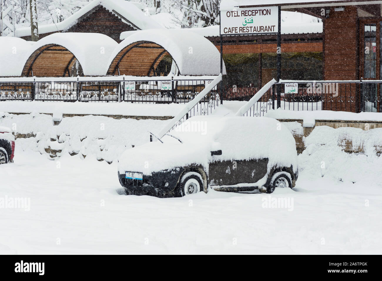 Rize, Turquie - 29 décembre 2018 : Il y a un vus sous blizzard avec l'essuie-glace est out et couvertes de neige. Il y a une réception de l'hôtel sur le backgrou Banque D'Images