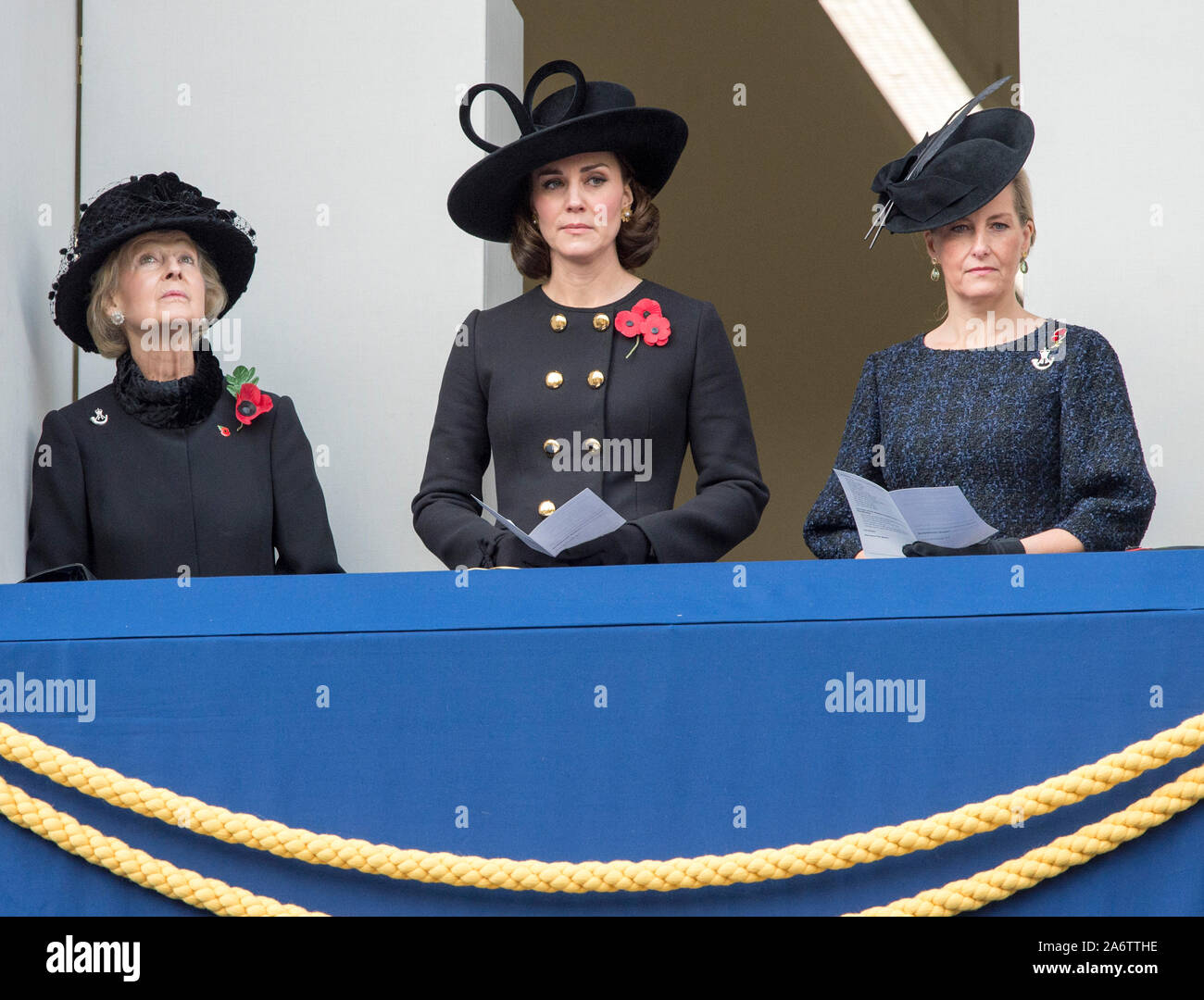 La princesse Alexandra lady Ogilvy, Catherine duchesse de Cambridge et Sophie comtesse de Wessex, regardant sa Majesté la Reine et le duc d'Édimbourg avec d'autres membres de la famille royale britannique inscrivez-vous des dirigeants politiques et des membres du public pour le service du souvenir lors d'une cérémonie de dépôt de gerbes de fleurs au cénotaphe de Whitehall, Londres, Angleterre. Novembre 2017. Banque D'Images