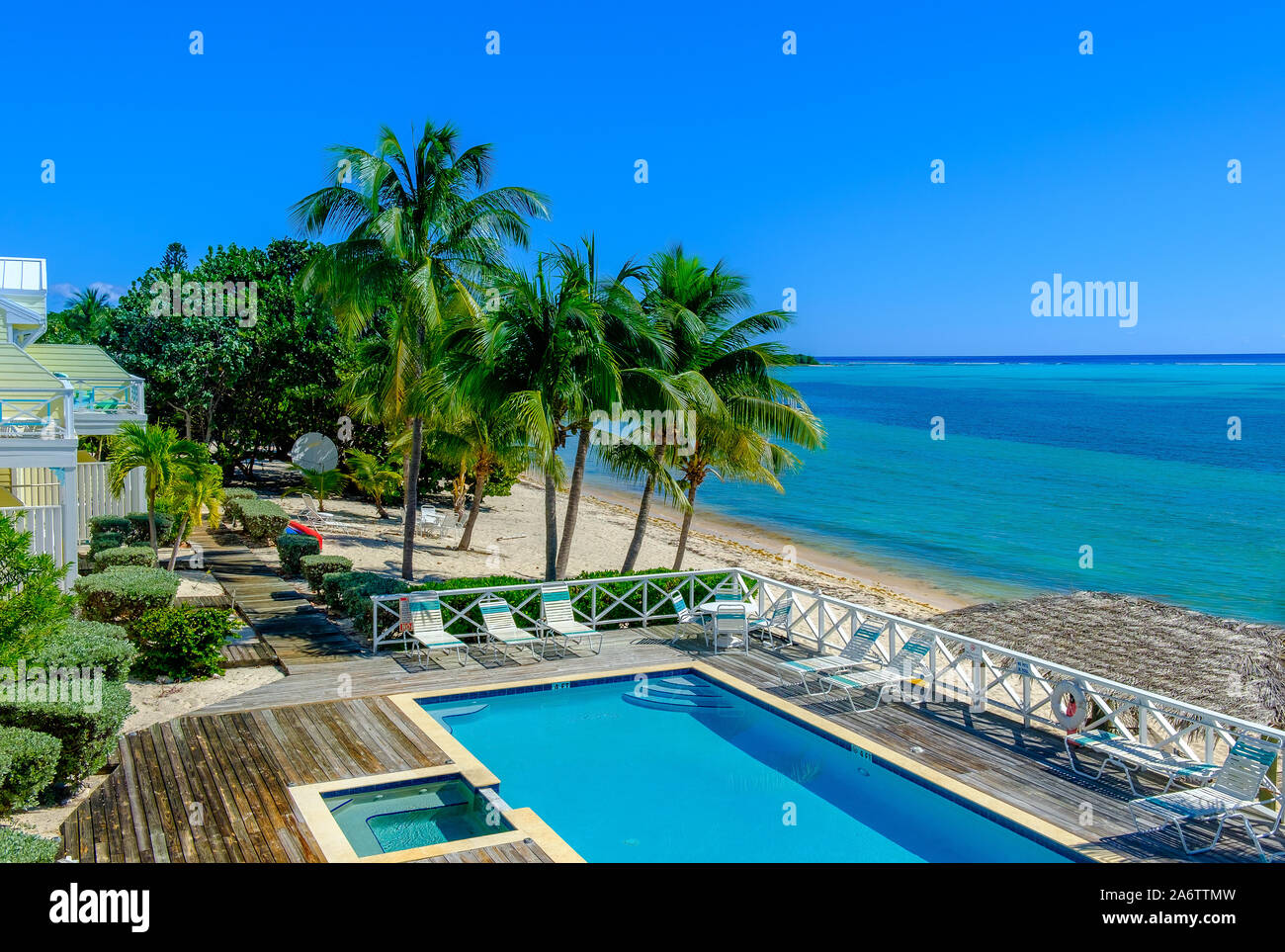 La petite Caïman, Îles Cayman, Nov 2018, le Club Lambi piscine avec vue sur la mer des Caraïbes sur South Hole Sound Banque D'Images