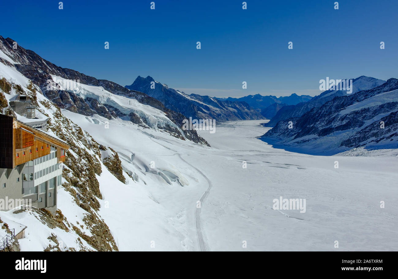 Vue sur le Jungfraujoch station d'observation et d'Aletsch Glacier Banque D'Images