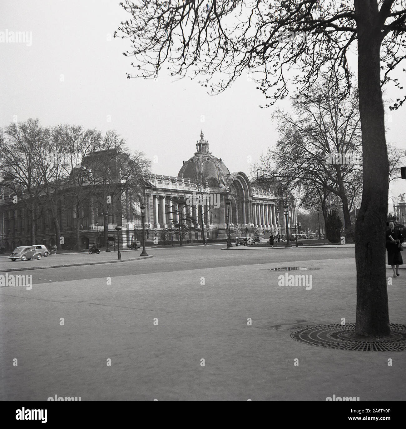Années 1950, historique, une vue de cette époque du petit Palais, Paris, France. Construit pour l'exposition universelle de 1900, le bâtiment est un musée d'art situé sur l'avenue Winston-Churchill. Banque D'Images