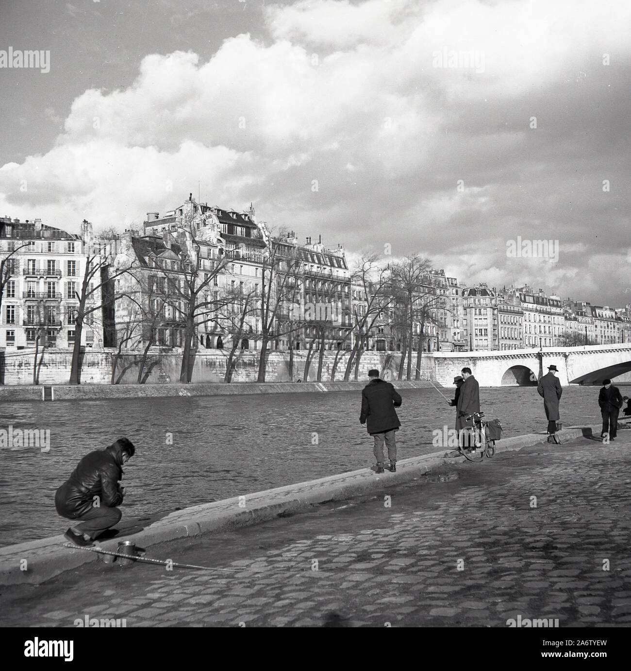 Années 1950, historiques, parisiens au quai de pêche de la Tourville, Paris, France. Banque D'Images