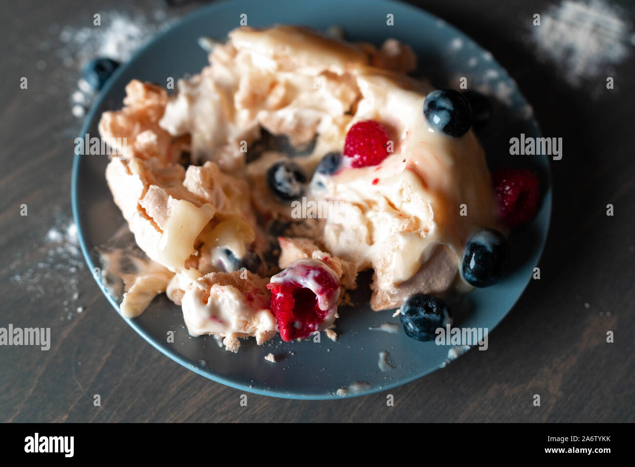 Pavlova Dessert Gateau Aux Fruits Rouges Sur La Plaque En Bois Gris Et Table Ronde Avec Meringue Creme Fouettee Close Up Delicieux Pavlova Gateau Avec Raspb Frais Photo Stock Alamy