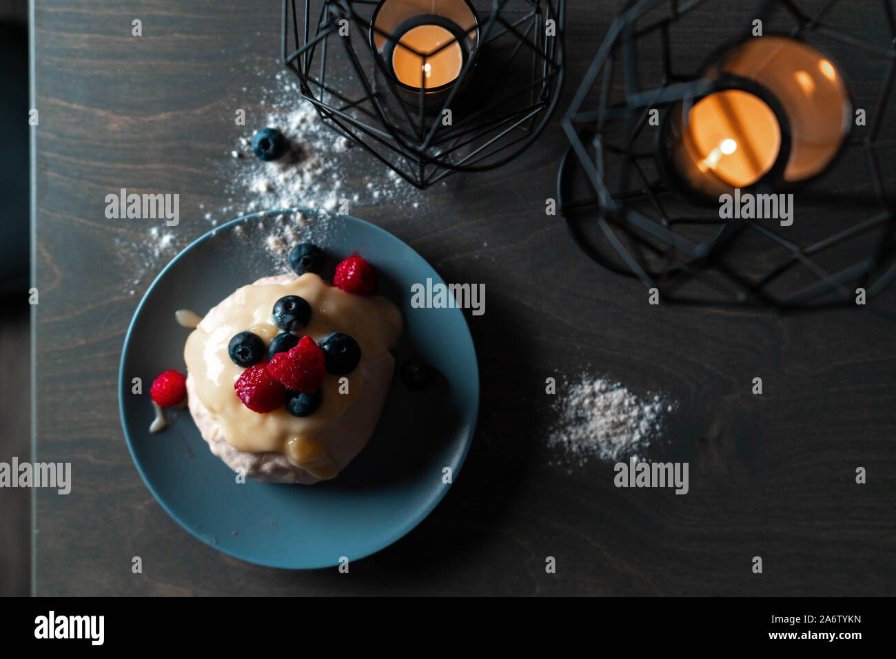 Pavlova Dessert Gateau Aux Fruits Rouges Sur La Plaque En Bois Gris Et Table Ronde Avec Meringue Creme Fouettee Close Up Delicieux Pavlova Gateau Avec Raspb Frais Photo Stock Alamy