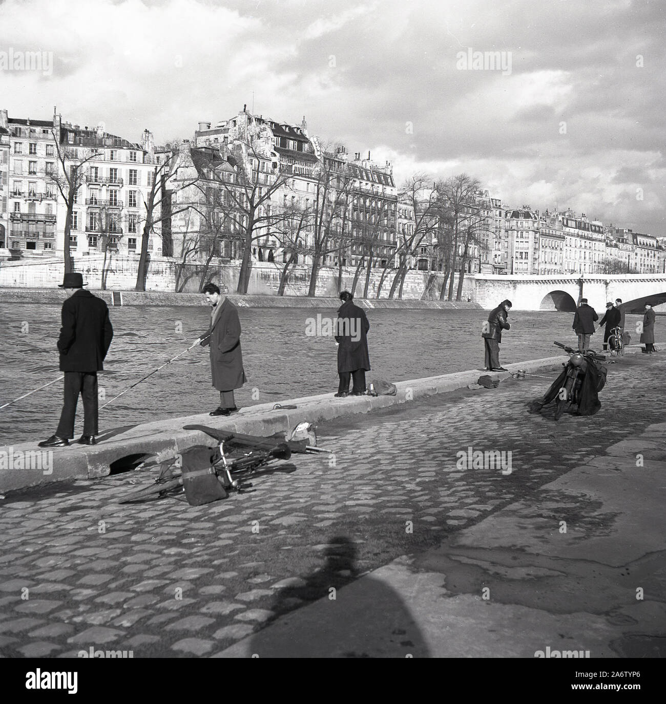 Années 1950, historiques, parisiens au quai de pêche de la Tourville, Paris, France. Banque D'Images