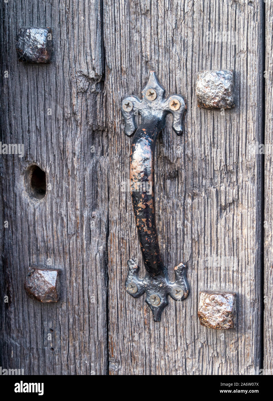 Gros plan du vieux fer noir, poignée de porte porte en chêne noir clouté, le vieux John Castle, Bradgate Park, Leicestershire, England, UK Banque D'Images