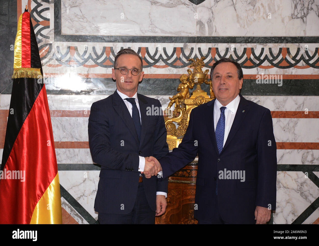 Tunis, Tunisie. 28 Oct, 2019. Le ministre tunisien des affaires étrangères Khemaies Jhinaoui (R) se réunit avec les visites du ministre des Affaires étrangères allemand Heiko Maas à Tunis, Tunisie, le 28 octobre, 2019. Heiko Maas a débuté une visite officielle de deux jours en Tunisie le dimanche dans le cadre d'une tournée africaine. Credit : Adele Ezzine/Xinhua/Alamy Live News Banque D'Images