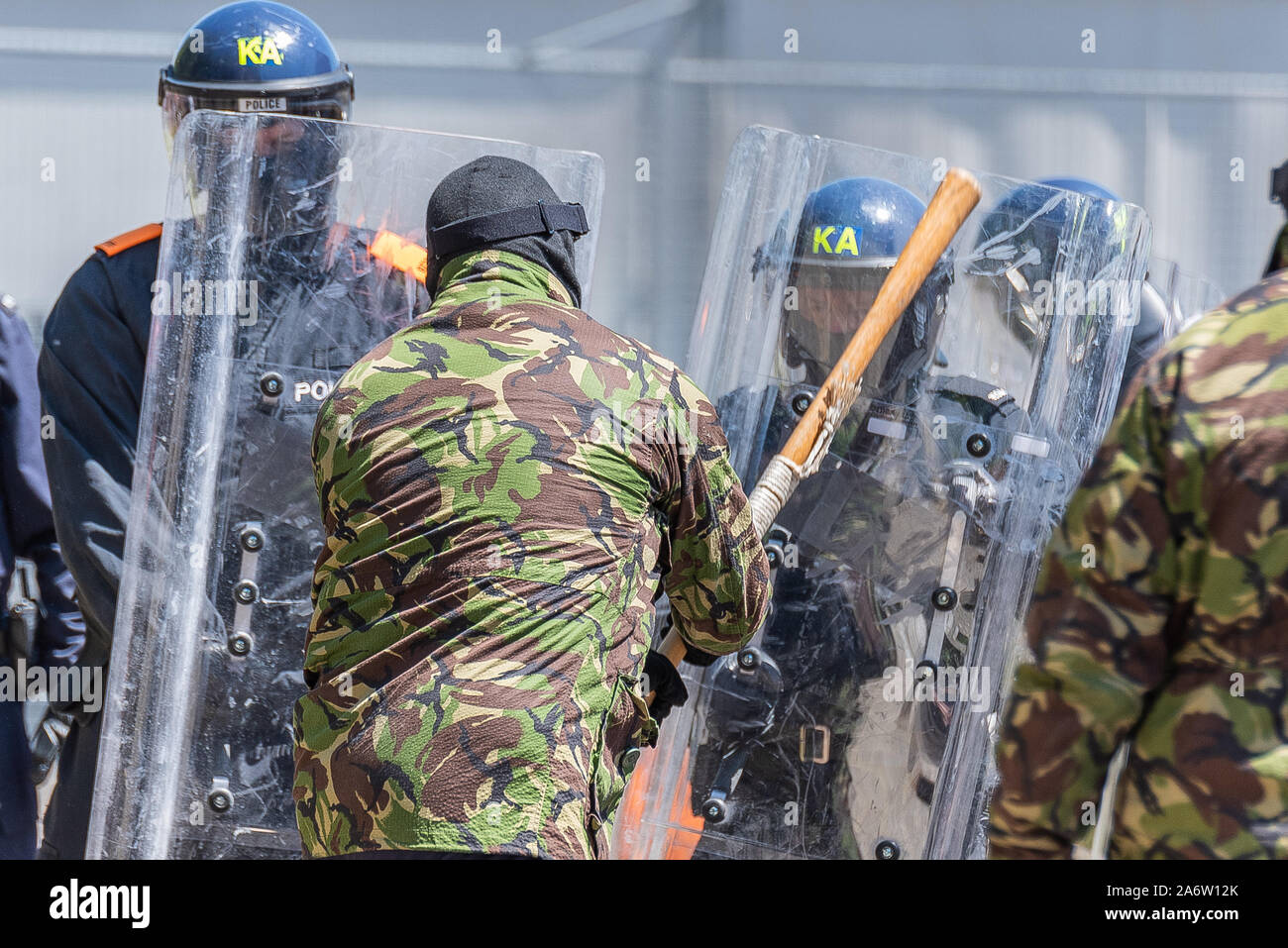 La police britannique au cours de l'action de l'Unité des émeutes à Londres . Banque D'Images